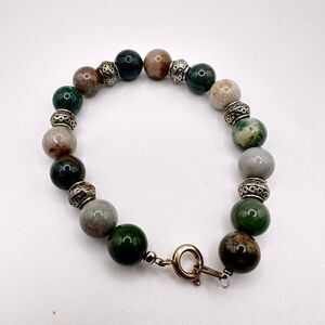 7" Stunning silver tone and polished agate beaded bracelet!